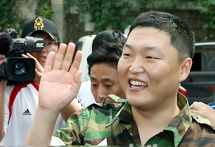 Quãng thời gian hai năm từ 2003 -2005 những fan hâm mộ đã thấy sự vắng bóng của Psy vì anh phải tham gia nghĩa vụ quân sự như bao thanh niên xứ kim chi.